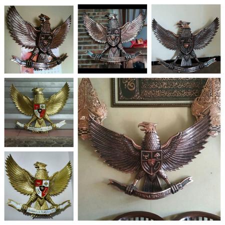 Garuda Lambang Negara | Tembaga Jayakarta | Kerajinan Logam Tembaga & Kuningan Boyolali. Garuda Pancasila dalam sejarahnya dirancang oleh Sultan Hamid II yang disempurnakan oleh Presiden saat itu yaitu Ir. Soekarno. Sejak tanggal 11 Februari 1950 secara resmi